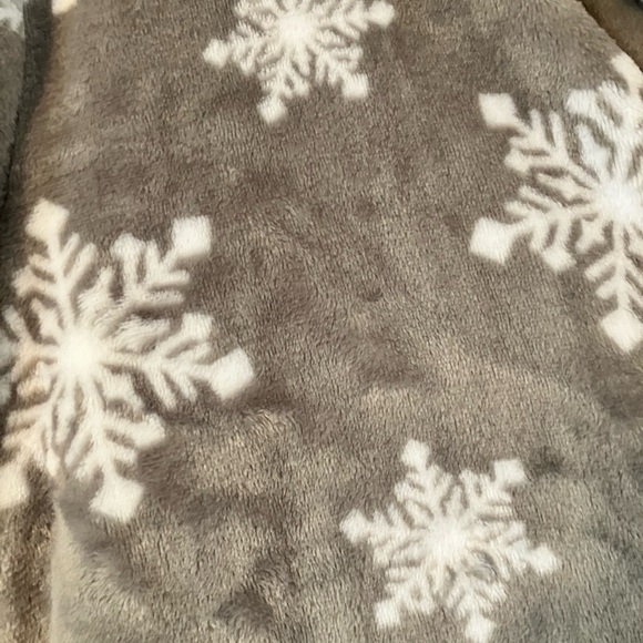 Martha Stewart Collection Plush Robe, One Size, gray w/ white snowflakes - Picture 4 of 10